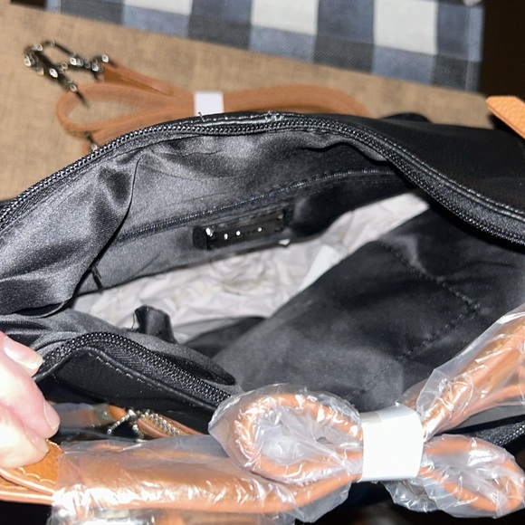 Concealed Carry Purse - Leather Crossbody Messenger by Roma Leathers - Picture 4 of 8